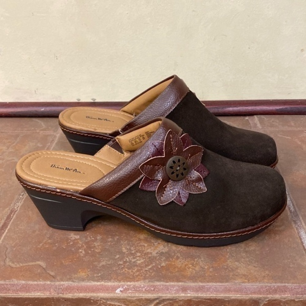 New! Thom McAn Women's Sz 10 W Carine Brown Suede Clogs
